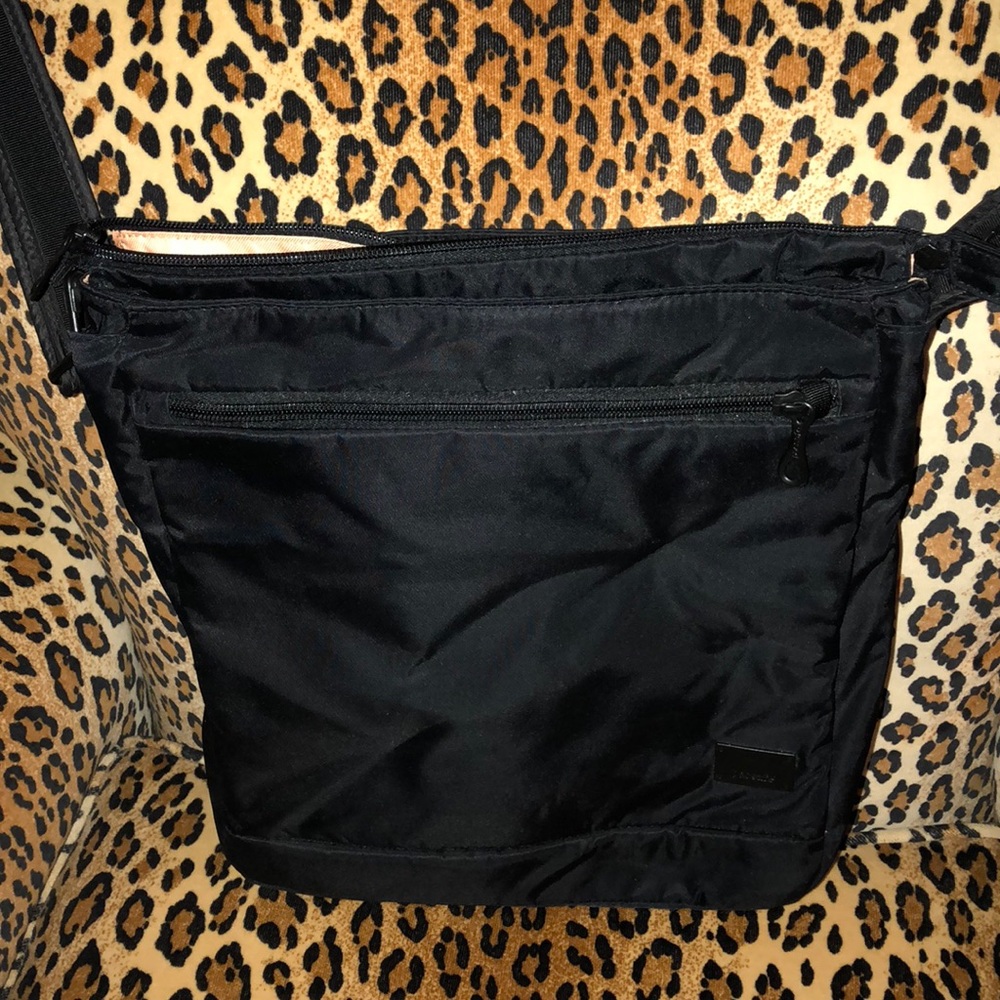 Pacsafe Citysafe CS-Series crossbody!
